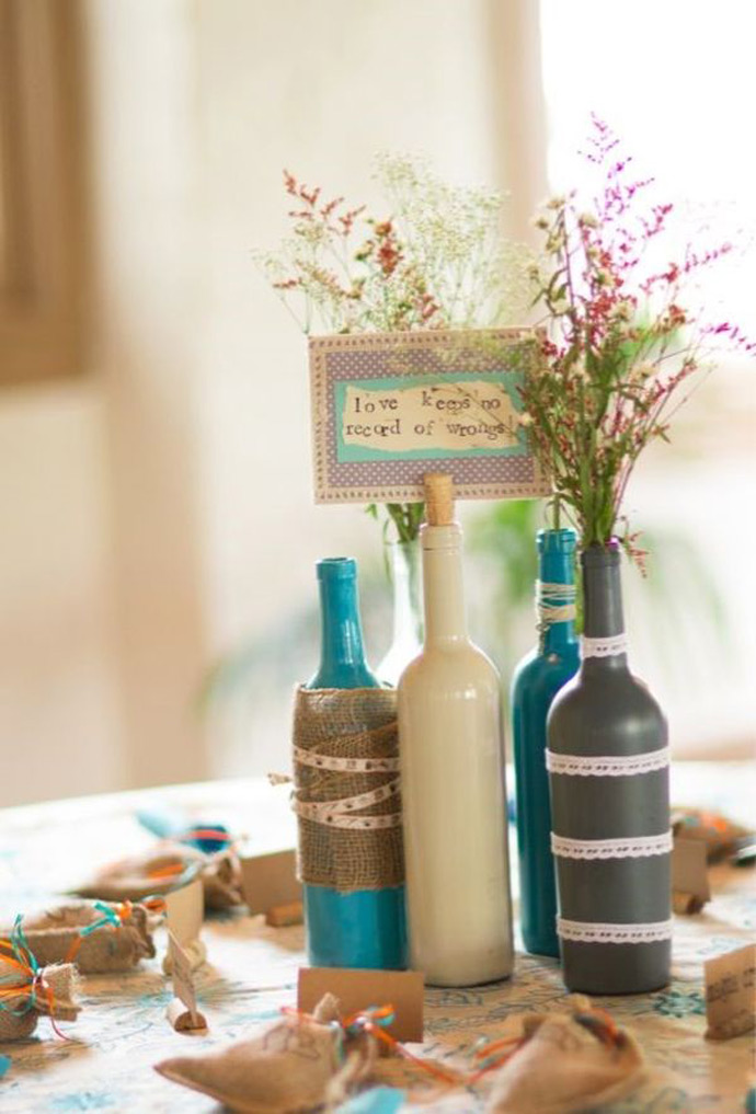 Винные бутылки в декоре свадебного стола